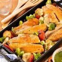 imagem Peixe grelhado com legumes assado