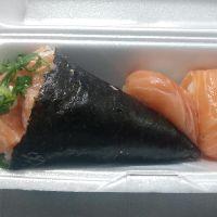 imagem 1 temaki filadélfia + 4 sushis salmão