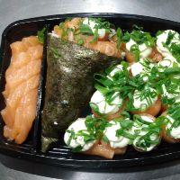 imagem  6 sashimis salmão + 18 joe joe + 1 temaki filadélfia na barca pequena.
