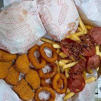 imagem Caixa: 2 x-tudo + 6 nuggets + 6 anéis de cebola + batata média com calabresa
