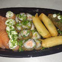 imagem 12 hots + dupla de sushi + 6 sashimis +6 joe + 3 harumakis camarão + 1 temaki filadelfia+barca pequena