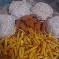 imagem Caixa: 4 x-tudo, 10 nuggets e porção de batata frita grande.