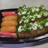 imagem Barca pequena com 24 hots filadélfia com cream cheese por cima, 5 sashimis kani, 2 sushis salmão.