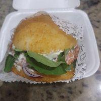 imagem sushi  burg  kids 300 g salmao fry  rucula e tomate seco  cebola roxa 
