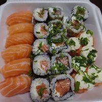 imagem 3 duplas sushi + 12 holls + 10 uramakis + 6 joe joe + 2 sachês de shoyu