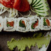 imagem Uramaki Tomate seco com Rúcula 