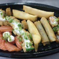 imagem  12 hots + 12 haru hots + dupla de sushi + 6 sashimis + 6 joe + 3 harumakis camarão + 2 Harumakis Nutella + barca grande