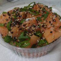 imagem Salmão em cubos com cebolinha e gergelin. 150g