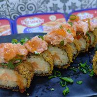 imagem 12 Hots com salmão batidinho com cream cheese, cebolinha e molho de pimenta doce por cima.