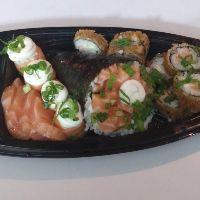 imagem 6 sashimis + 6 joe joe + 12 hots + 1 temaki filadélfia na barca pequena