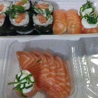 imagem 3 joe joe + 3 sashimis + 2 sushis salmão + 12 holls filadélfia